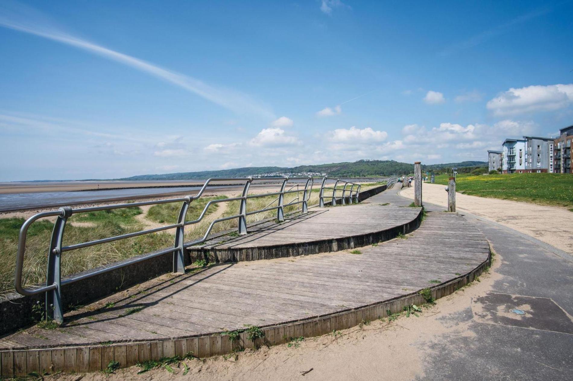 Beach View - 2 Bedroom Apartment - Llanelli Exterior photo